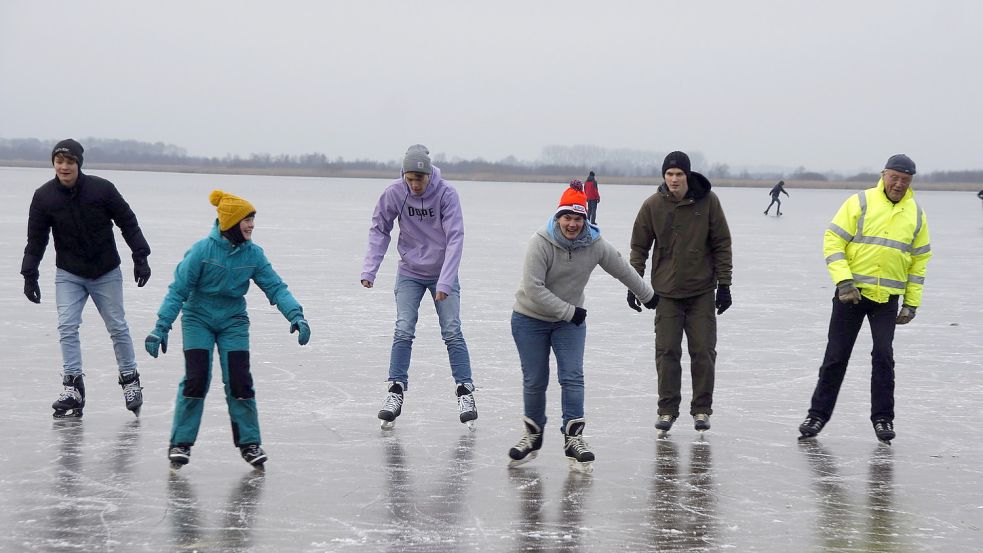 Schöfler drehen am Montagmorgen ihre Runden auf dem zugefrorenen Großen Meer. Foto: Holger Janssen