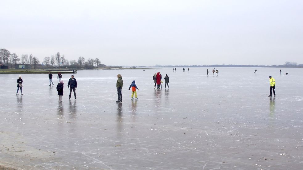 Schon am Montagmorgen war auf dem Großen Meer einiges los, nach und nach strömten immer mehr Schöfler auf die Eisfläche. Foto: Holger Janssen