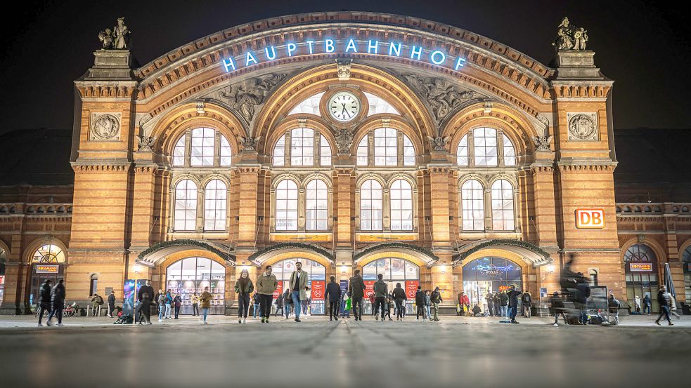 Am Bremer Hauptbahnhof hat ein mutmaßlicher Dieb am Sonntag auf einen Ladendetektiv eingeprügelt. Foto: Mohssen Assanimoghaddam / dpa