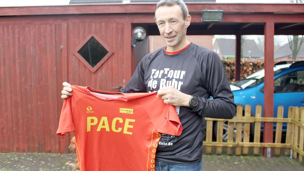 Holger Sigl hält sein erstes Pacemaker-Shirt aus dem Jahr 2014 in beiden Händen. Foto: Wolf-Rüdiger Saathoff