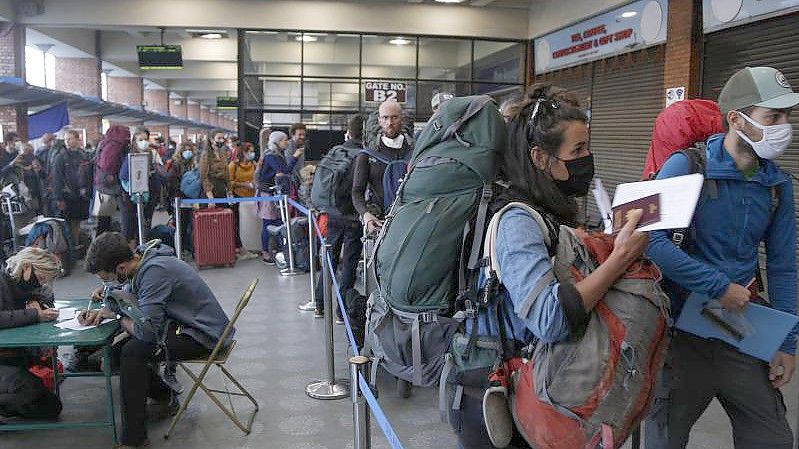 April 2020: Gestrandete Touristen aus verschiedenen Ländern melden sich für Corona-Rettungsflüge in ihre Heimatländer an. Foto: Niranjan Shrestha/AP/dpa