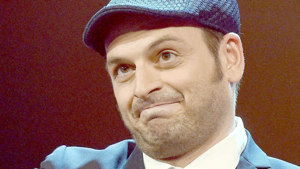 Kaya Yanar spricht über den Tod seines Kollegen Mirco Nontschew. Foto: Henning Kaiser/dpa