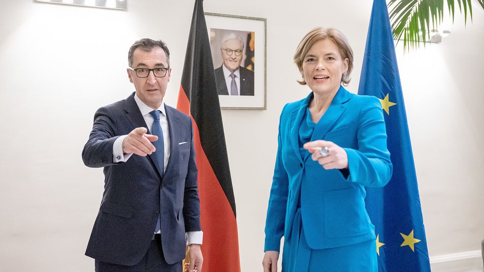 Julia Klöckner beim Empfang ihres Nachfolgers Cem Özdemir im Bundeslandwirtschaftsministerium. Foto: Bernd von Jutrczenka/dpa
