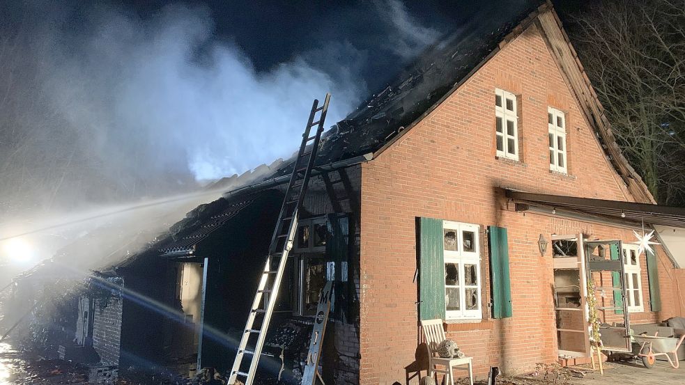 Das Feuer weitete sich von einem Zimmer- zu einem Dachstuhlbrand aus. Foto: Feuerwehr