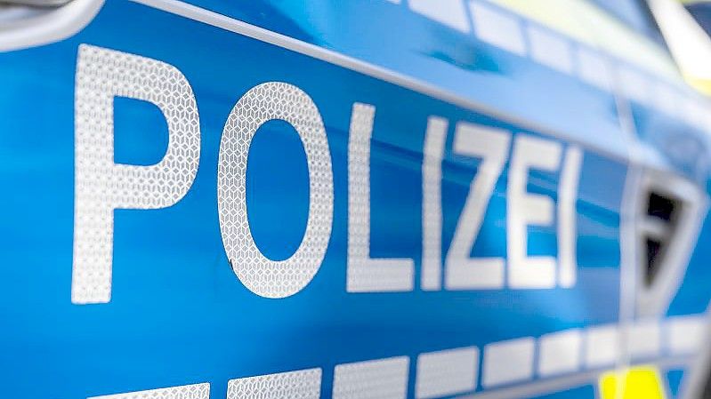 De deutsche Polizei hat den geflohenen französischen Häftling und seine mutmaßliche Komplizin nahe Mönchengladbach festgenommen. Foto: David Inderlied/dpa/Illustration