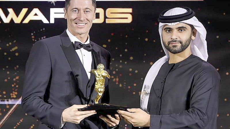 Hat in Dubai zwei weitere Trophäen eingeheimst, den Hauptpreis aber nicht: Robert Lewandowski (l). Foto: Fabio Ferrari/LaPresse via ZUMA Press/dpa