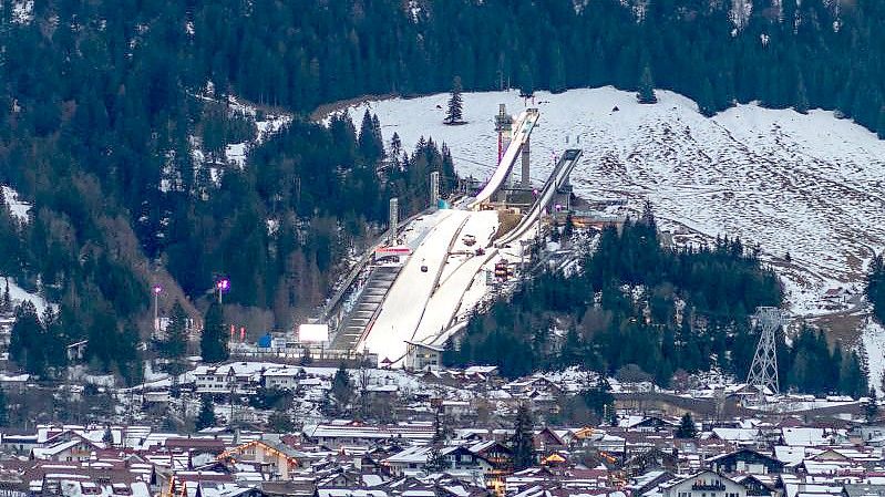 Blick auf Oberstdorf mit der Schattenbergschanze. Foto: Daniel Karmann/dpa