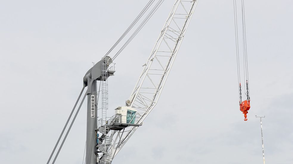 Im Jahr 2003 schaffte N-Ports den LHM 420 der Firma Liebherr für den Betrieb am Südkai in Emden an.Archivfoto: Aiko Recke