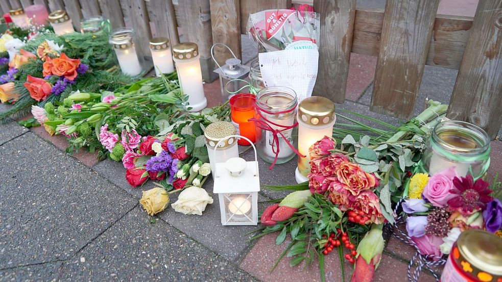 Kerzen und Blumen als letzte Grüße. Nach der Bluttat mit drei Toten in Glinde herrscht vor Ort Trauer und Fassungslosigkeit Foto: rtn, frank bründel