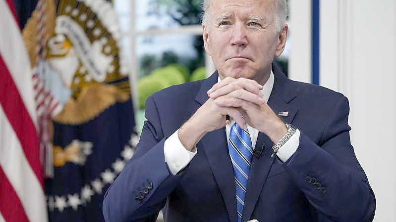 US-Präsident Joe Biden nimmt an der regelmäßigen Telefonkonferenz des Covid-19-Reaktionsteams des Weißen Hauses teil. Foto: Carolyn Kaster/AP/dpa