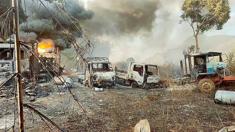 Ausgebrannte Fahrzeuge im Bundesstaat Kayah. Unter den Opfern sollen auch Frauen und Kinder gewesen sein. Foto: Karenni Nationalities Defense Force/AP/dpa