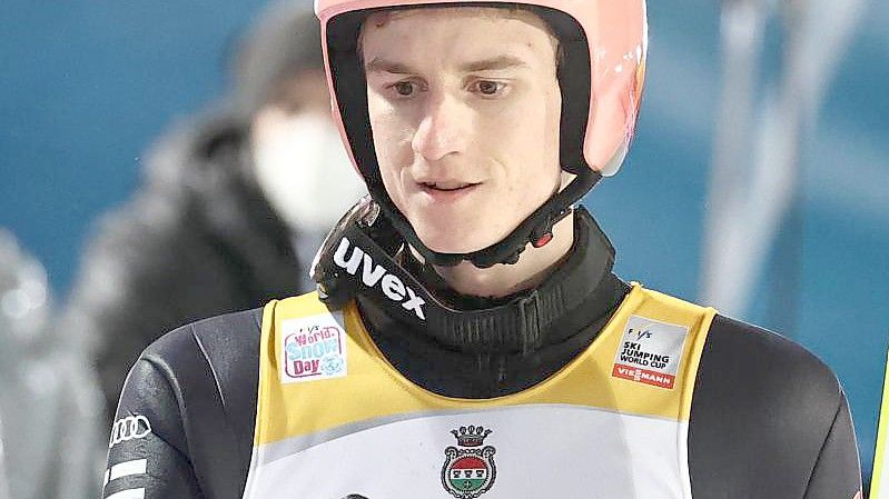 Daumen hoch: Mit gutem Selbstvertrauen geht Karl Geiger ins ersten Springen der Tournee. Foto: Daniel Karmann/dpa