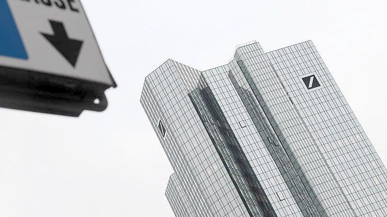 Die Deutsche Bank wird von der Finanzaufsicht Bafin zur Kasse gebeten. Foto: Arne Dedert/dpa