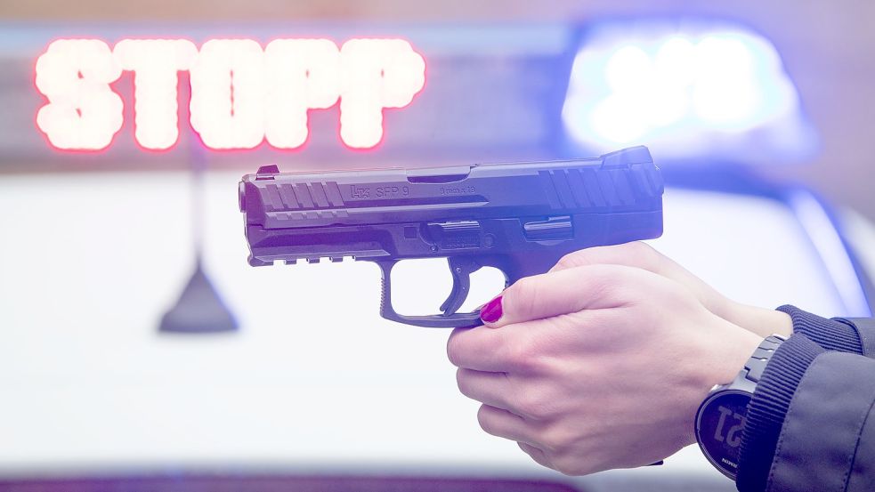 Ein 21-jähriger Mann wollte sich in Bremen von Polizisten erschießen lassen, nachdem er seine Freundin attackiert hatte. Foto: Symbolfoto: Friso Gentsch / dpa