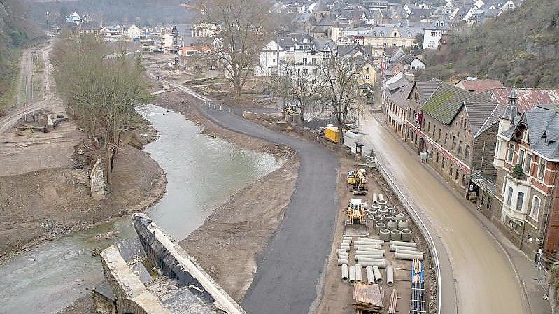 Nach der Hochwasserkatastrophe hat sich der Flusslauf der Ahr teilweise verändert. Foto: Thomas Frey/dpa