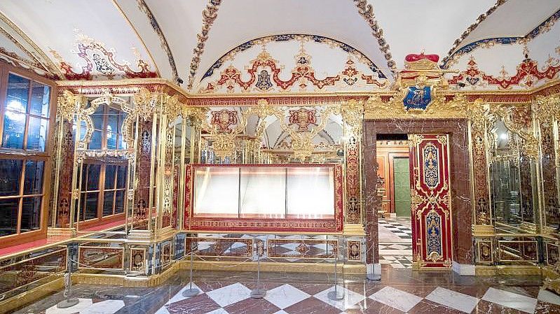 Die bei dem Einbruch beschädigte Vitrine im Juwelenzimmer im Historischen Grünen Gewölbe im Dresdner Schloss. Foto: Sebastian Kahnert/dpa-Zentralbild/dpa