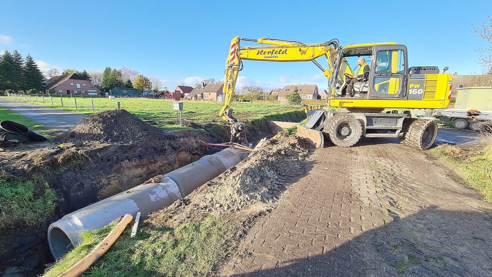 Um den Wasserabfluss zu verbessern, wurden alte Betonrohrdurchlässe durch neue mit einem größeren Durchmesser ersetzt.