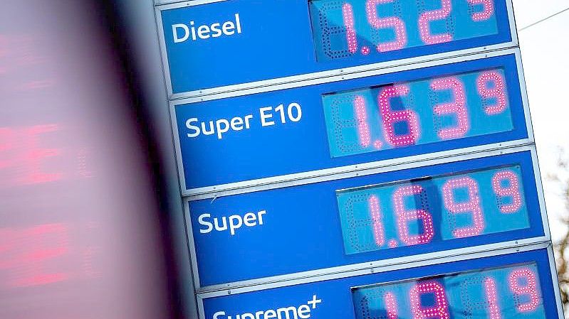 Die Kraftstoffpreise werden an einer Tankstelle angezeigt. Foto: Sina Schuldt/dpa