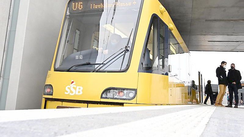 2021 waren Fahrkarten durchschnittlich rund 1,5 Prozent teurer geworden. Foto: Bernd Weißbrod/dpa