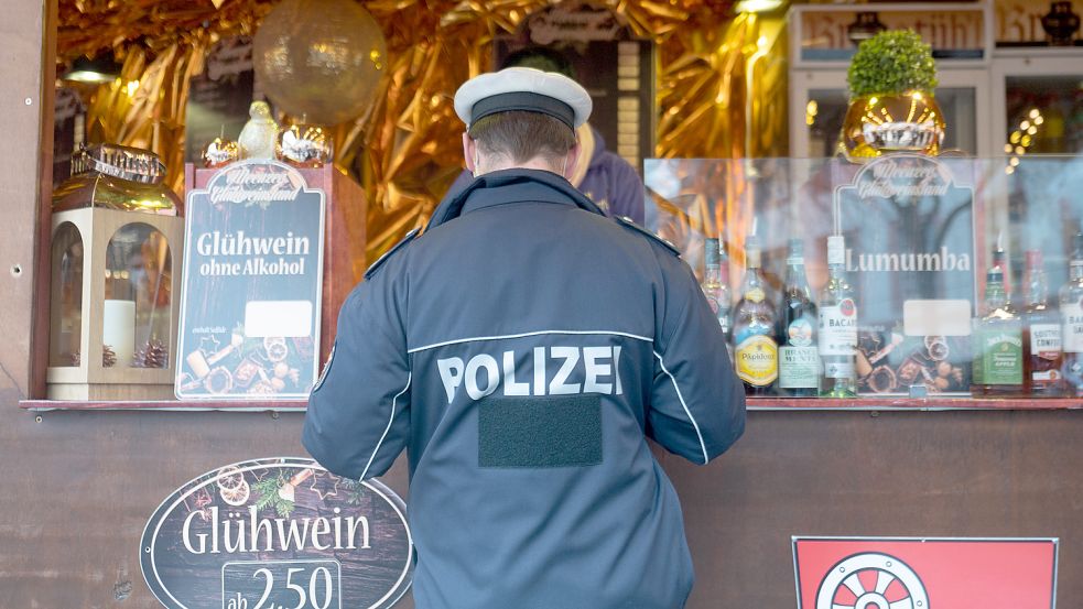 Kontaktbeamte der Polizei kontrollieren die Einhaltung der Corona-Regeln und sprechen mündliche Ermahnungen aus. Foto: DPA