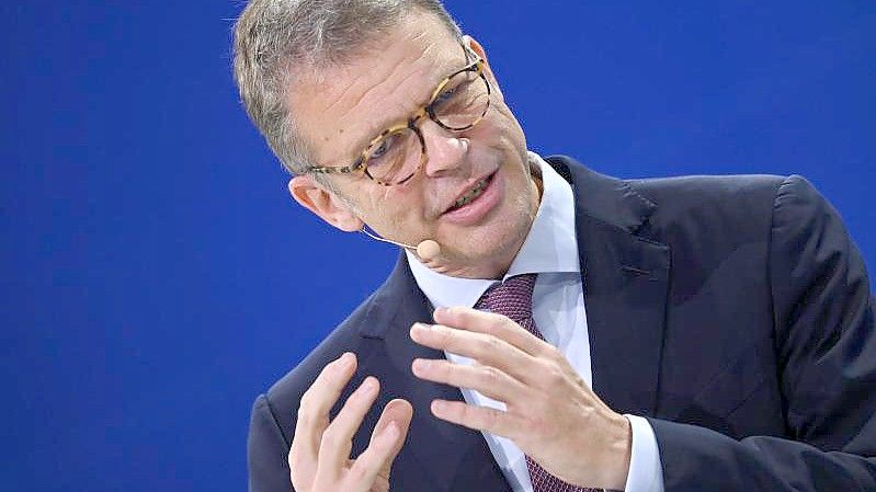 „Beim Inflationstrend erleben wir gerade einen Etagenwechsel“: Christian Sewing:. Foto: Arne Dedert/dpa