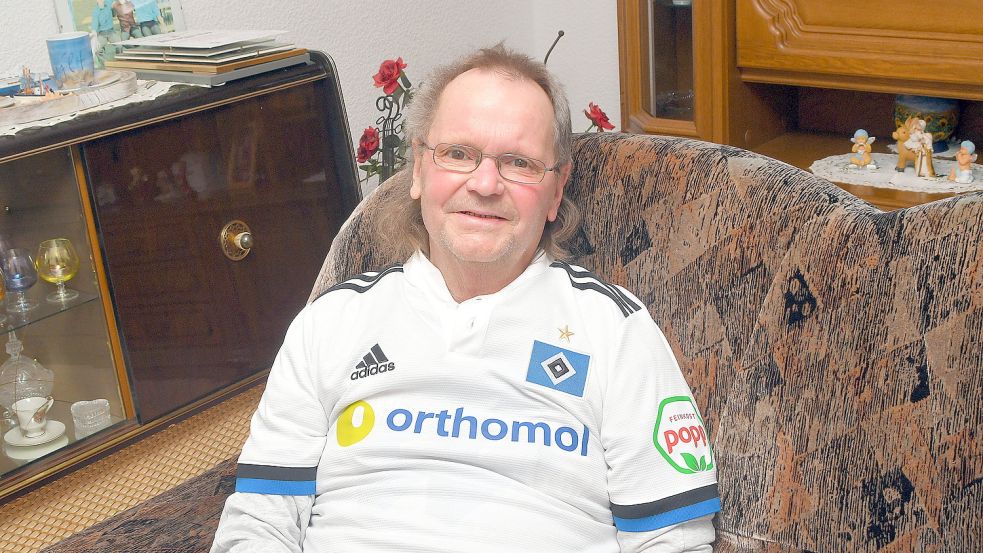 Karl Frerichs sieht sich heutzutage gemütlich in der Stube nunmehr den Sport im Fernsehen an.Fotos: Ubben (2), privat