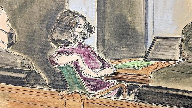 Ghislaine Maxwell (M) sitzt während ihres Prozesses wegen Sexhandels im New Yorker Gerichtssaal. Foto: Elizabeth Williams/AP/dpa