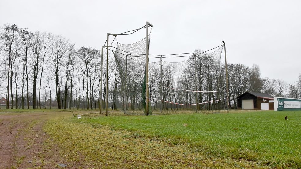 Das alte Sportzentrum in Upgant-Schott ist marode. Gestritten wird darüber, es zu sanieren oder eine neue Sportstätte zu bauen. Foto: Thomas Dirks