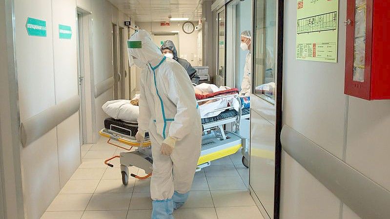 Medizinisches Personal verlegt einen Corona-Patienten auf einer Intensivstation in Moskau. Foto: Denis Grishkin/Moscow News Agency/AP/dpa/Archiv