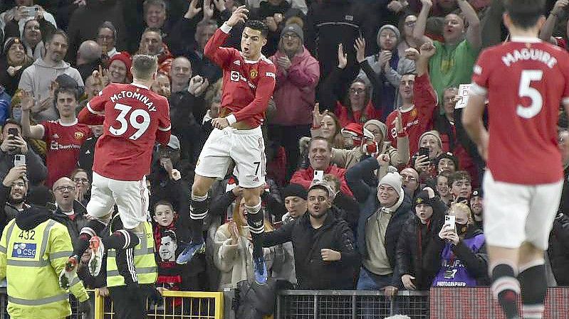Cristiano Ronaldo (M) jubelt nach seinem Tor zum 3:0 für Manchester United. Foto: Rui Vieira/AP/dpa