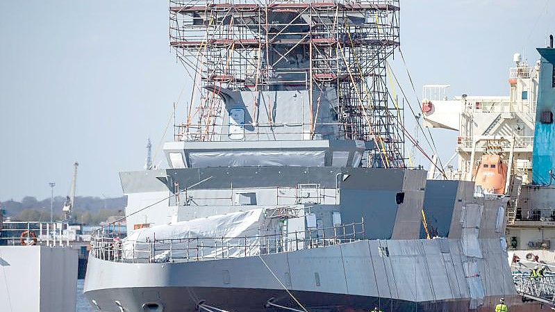 Ein Marineschiff vom Typ Meko 200 für Ägypten liegt im Neustädter Hafen. (Archivbild). Foto: Sina Schuldt/dpa