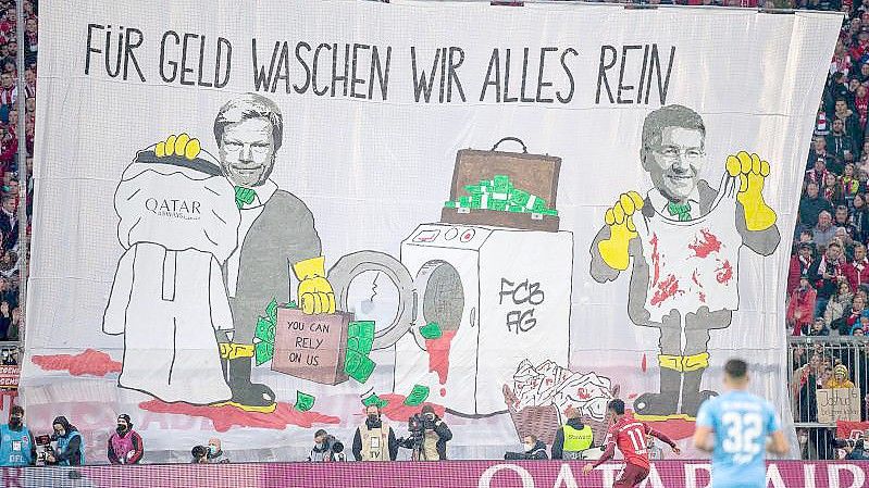 Mit einem Transparent „Für Geld waschen wir alles rein“ protestieren Fans gegen die Geschäftsbeziehungen des FC Bayern München. Foto: Eibner-Pressefoto/Sascha Walther/Eibner-Pressefoto/dpa