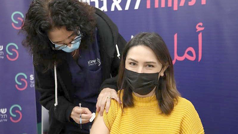 Eine Frau erhält im israelischen Ramat Gan die vierte Dosis des Corona-Impfstoffs. Foto: Gideon Markowicz/JINI/XinHua/dpa