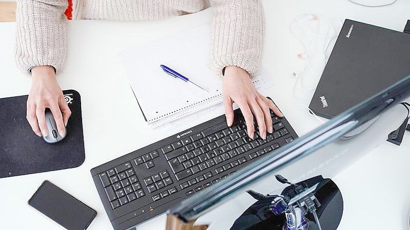 Laut einer Studie sind Frauen eher zu einem Wechsel des Arbeitgebers bereit als Männer. Foto: Uwe Anspach/dpa/Symbolbild