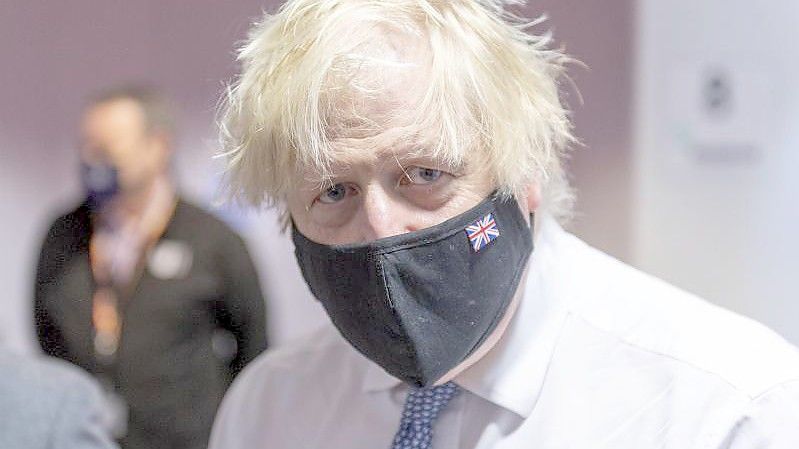 Premier Boris Johnson beim Besuch eines Corona-Impfzentrums. Foto: Geoff Pugh/Daily Telegraph/PA Wire/dpa