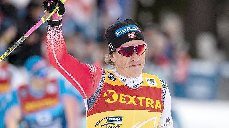 Der Norweger Johannes Klaebo holte bei der Tour de Ski seinen zweiten Etappensieg. Foto: Peter Schneider/KEYSTONE/dpa