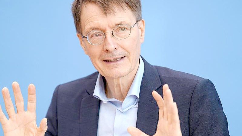 Karl Lauterbach hat nach eigenen Angaben im kleinen Freundeskreis ins neue Jahr gefeiert. Foto: Kay Nietfeld/dpa