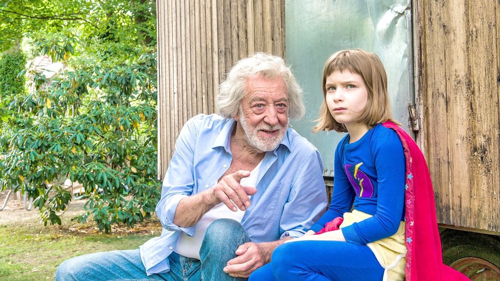 Noch weckt Opa Oskar (Dieter Hallervorden) Zweifel bei seiner Enkelin Fanny (Julia Kovacs). „Oscar, das Schlitzohr und Fanny Supergirl“. Foto: ARD Degeto/Knut Koops. Foto: ARD Degeto/Knut Koops