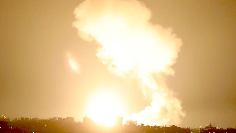 Rauch und ein Feuerball steigen nach einem Luftangriff im südlichen Gazastreifen auf. Foto: Ashraf Amra/APA Images via ZUMA Press Wire/dpa