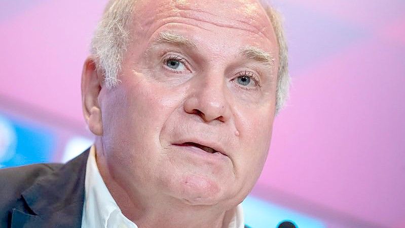 Uli Hoeneß, Ehrenpräsident des FC Bayern München, feiert am 5. Januar seinen 70. Geburtstag. Foto: Sven Hoppe/dpa