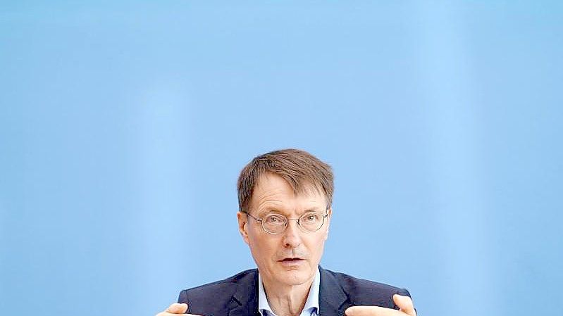 Gesundheitsminister Karl Lauterbach ist in Sorge wegen der Omikron-Variante. Foto: Kay Nietfeld/dpa