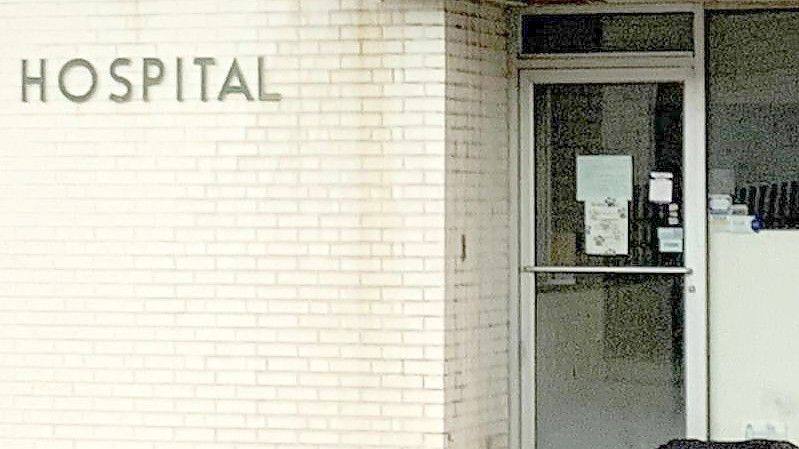 Ein Obdachloser liegt an einer Tür zum Tierhospital in Charleston. Foto: Can Merey/dpa