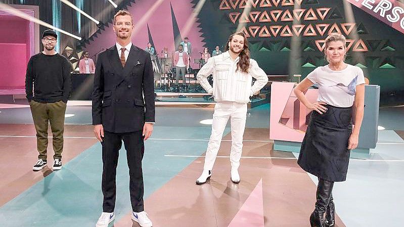 Mark Forster (l-r), Joko Winterscheidt, Riccardo Simonetti und Anke Engelke in "Wer stiehlt mir die Show?". Foto: Anna Thut/Florida TV/ProSieben/dpa