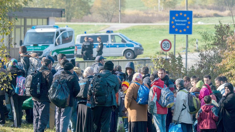 Flüchtlinge im Herbst 2015 an der deutsch-österreichischen Grenze. Der niedersächsische CDU-Politiker Uwe Schünemann sagt, viele von denen, die damals ins Land kamen, sind bis heute nicht gut integriert. Er will das mit einem Integrationsgesetz ändern. Foto: Armin Weigel/dpa