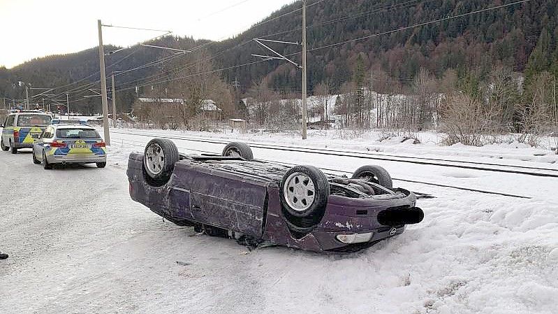 Das völlig demolierte Auto, welches in Parmisch-Partenkirchen von einem Traktorfahrer "umgeparkt" wurde. Foto: -/Polizeiinspektion Garmisch-Partenkirchen/dpa