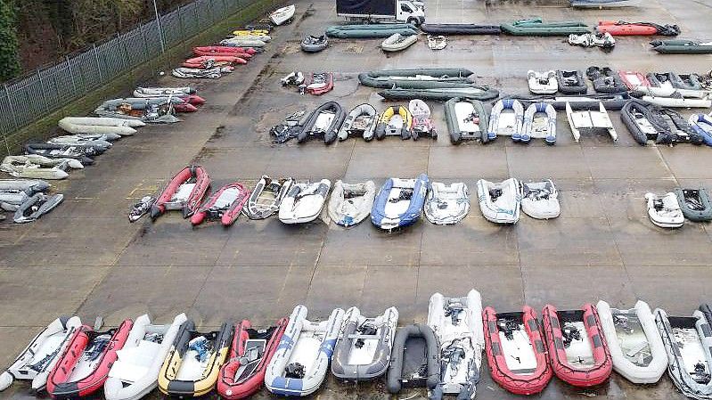 Ein Lager für Boote, die von mutmaßlichen Migranten benutzt wurden. Foto: Gareth Fuller/PA Wire/dpa