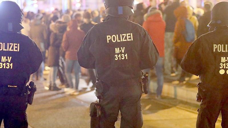 Zu der allwöchentlichen Demonstration gegen die Corona-Maßnahmen haben sich in Rostock wieder mehrere tausend Menschen eingefunden. Foto: Bernd Wüstneck/dpa-Zentralbild/dpa