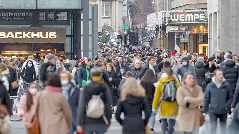 Menschen gehen dicht gedrängt zum Einkaufen über den Jungfernstieg in Hamburg. Foto: Markus Scholz/dpa