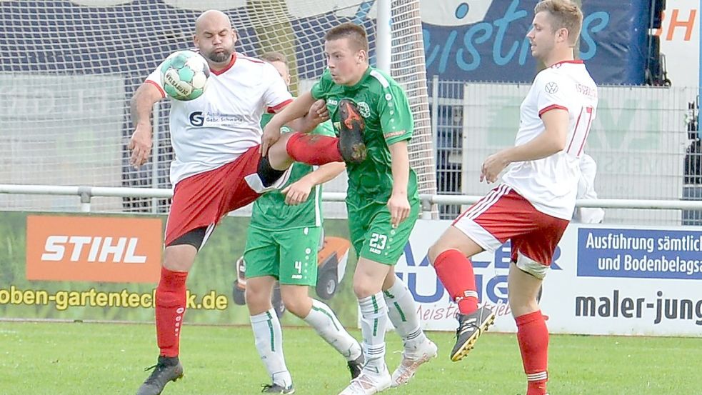 Den Ball im Blick spielen die Ihlower (im grünen Trikot Yannik Wienekamp im Spiel gegen den BSV Wiegboldsbur) in dieser Saison in der Ostfrieslandklasse A, Staffel 2, eine gute Rolle. Archivfoto: Bernd Wolfenberg
