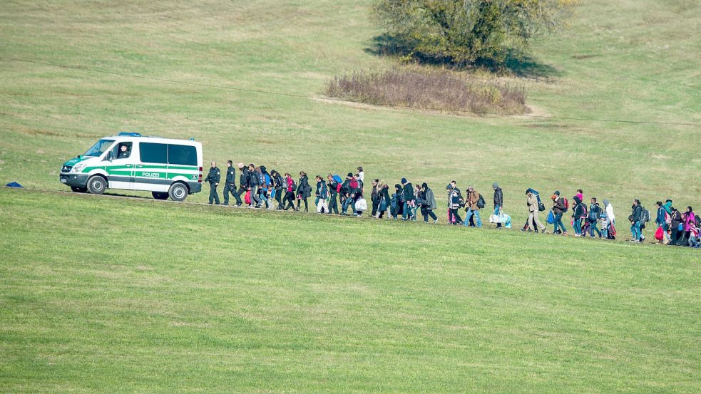 Asylsuchende an der bayrischen Grenze im Herbst 2015. Foto: Armin Weigel/dpa